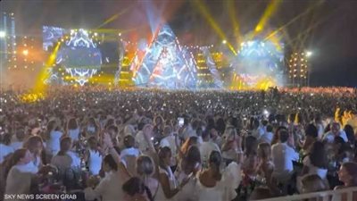 في حفل الساحل عمرو دياب يغني أحدث أغانيه قبل إطلاقها