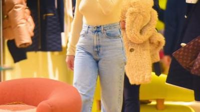 سيلينا جوميز ترتدي ملابس عارية أثناء التسوق