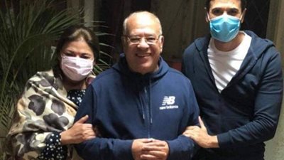 بالكمامات.. أحمد عز وماجدة زكي يحتفلان بعيد ميلاد صلاح عبد الله