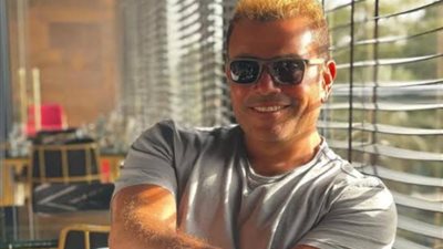 احترس من الهضبة.. عمرو دياب يُبعد شخصاً عنه بعنف بعد واقعة صفع أحد معجبيه