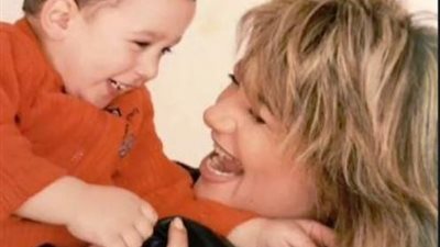 ليلى علوي توجه رسالة لابنها بالتبني : خالد صاحبي وأخويا وابني وأقرب إنسان ليا