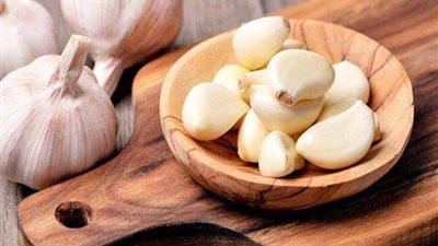 فوائد خارقة لـ“ فص من الثوم “ لن تتخيل ما يفعله يوميا لجسمك .. كنز لا تتخلي عنه !