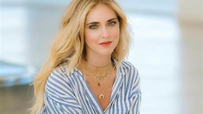 ببطن مكشوف.. كيارا فيراني تستعرض حملها مع صديقتها