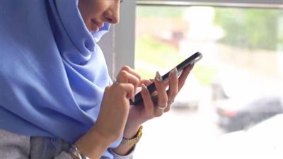 هل يجوز ترديد الأذان خلف الموبايل؟.. إليك الإجابة