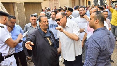 محافظ أسيوط يتابع جهود البحث عن مفقودين أسفل المنزل المنهار بحي شرق