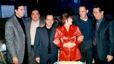 الحبايب.. صورة نادرة تجمع نور الشريف ووردة وهنيدي وعلاء ولي الدين