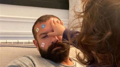 عمرو يوسف يداعب ابنته ”حياة” بطريقة عفوية