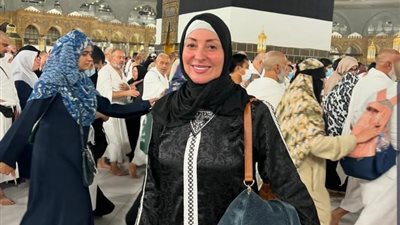 نرمين الفقي تؤدي مناسك العمرة وتشارك رحلتها الروحانية مع الجمهور