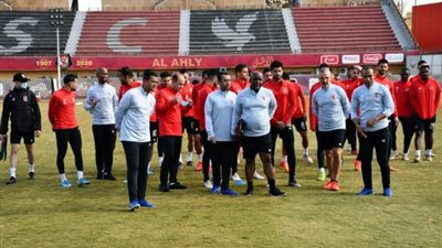 موسيماني يجتمع مع الجهاز الفني علي هامش المران قبل السفر لمونديال الأندية