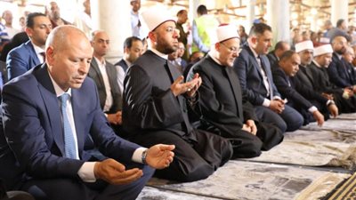 محافظ القاهرة ووزير الأوقاف يؤدون صلاة الجمعة في مسجد عمرو بن العاص