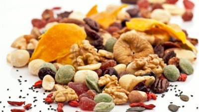 تحسين صحة الجهاز الهضمي.. تعرف على فوائد تناول الفواكه المجففه