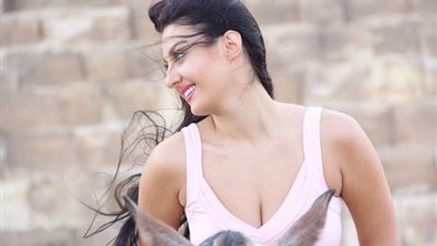 شاهد.. صوفينار تُداعب «أبو الهول» بملابس فاضحة