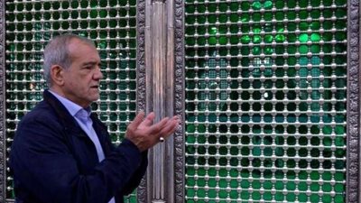 من أمام قبر الخميني.. أول خطاب للرئيس الإيراني الجديد ويشكر المرشد الأعلي