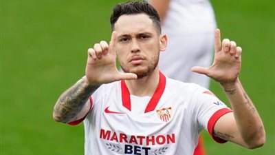 إشبيلية يواصل التحليق في المربع الذهبي بثنائية في شباك إيبار