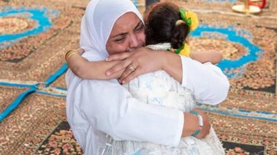 لفتة إنسانية.. ضباط شرطة الشرقية يسددون مديونية سيدة ”غارمة”