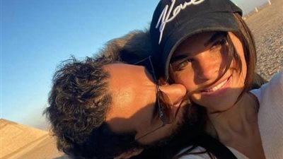 كريم فهمي وزوجته يتبادلان القبلات أمام الأهرامات (صور)