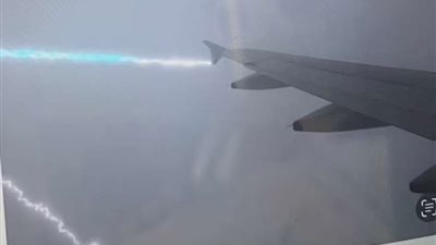 تجربة مرعبة.. طائرة بريطانية تتعرض لصاعقة قوية أثناء التحليق (فيديو)