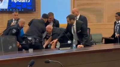 سحل شقيق أحد الأسري في الكنيست الإسرائيلي (فيديو)