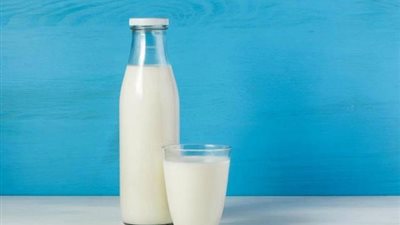«خلي بالك».. مخاطر كارثية عند الإفراط في تناول اللبن