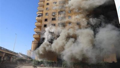 صور مرعبة.. محافظ الجيزة يعاين موقع حريق مخزن للأحذية بعقار بكرداسة