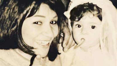 لقاء سويدان تستعيد ذكريات طفولتها بالأبيض والأسود مع والدتها