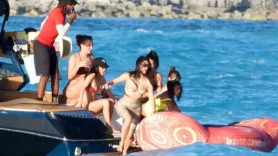 كيم كارداشيان تستمتع ببكيني مثير من جلد الثعبان قبل ”طلاق وشيك” من زوجها