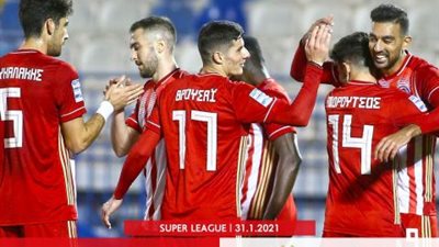 كوكا يسجل هدفين ويقود أولمبياكوس لفوز بثنائية على أبولون في الدوري اليوناني