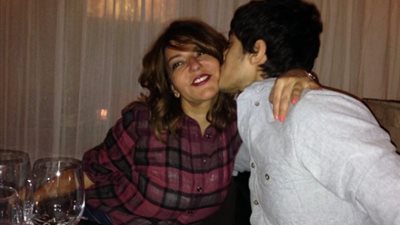 بقبلة على الخد.. نجل سميرة سعيد يشاركها بصورة من صندوق الذكريات