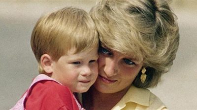 بعد سنوات من رحيلها.. القصة الحقيقية لتسبب الأميرة ديانا في فراق هاري وشقيقه