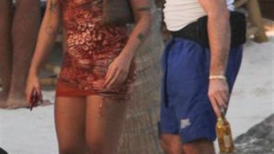 ابنة مادونا تظهر بملابس مثيرة مع صديقها على شاطئ خاص