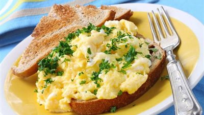 لماذا يوضع الماء عند طهي البيض المخفوق؟.. إليك الإجابة