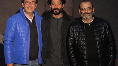 خالد النبوي وعمرو عرفة وأيمن بهجت قمر في كواليس تصوير فيلم ”أهل الكهف”: الحبايب