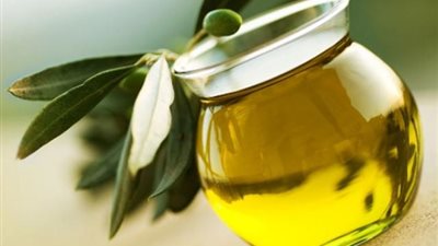 3  مواد طبيعية فعالة في إزالة المكياج...تعرف عليهم