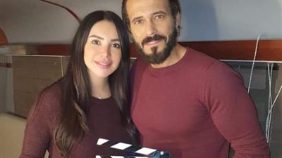 يوسف الشريف وزوجته في كواليس أول يوم تصوير من مسلسل ”كوفيد 25”