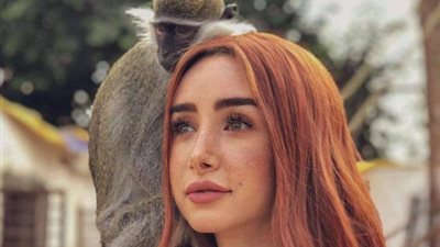 بصورة مع النسناس.. هنا الزاهد تروج لمسلسلها الجديد ”حلوة الدنيا سكر”