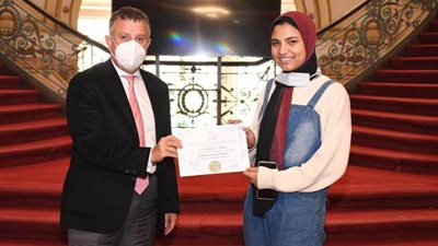 بالصور .. رئيس جامعة عين شمس يكرم الطالبة سمر هاني فتحي