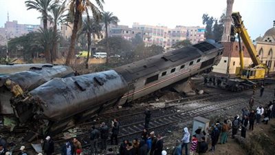 مشاهد مروعة..اصطدام قطارين بونش على خط الصعيد.. وسقوط مئات القتلي والجرحي