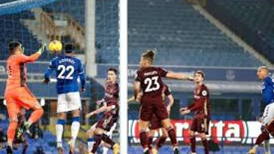 إيفرتون يهزم ليدز بثنائية في الدوري الإنجليزي