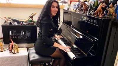 سمية الخشاب تستمتع بالعزف على البيانو بفستان أسود جرىء (صور)