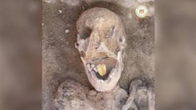 عمرها يتعدى ال 2000 عام.. القصة الكاملة لاكتشاف مومياء بلسان ذهبي