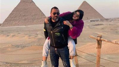 ماجد المصري وزوجته في رحلة بالأهرامات: الحب كله