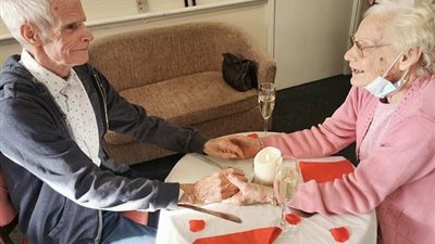 ارتبطا منذ 60 عامًا.. أول لقاء بين زوجين بعد أن فرقت بينهما كورونا عام كامل