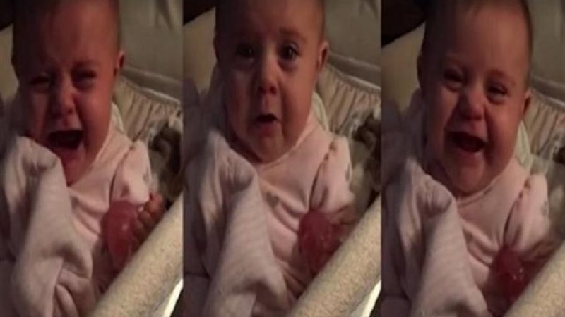 طفلة رضيعة تبكي بشدة