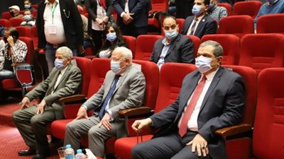 بالصور.. سعفان يسلم 59 شهادة إتمام الدورات التدريبية مجانا  علي هذه المهن ببورسعيد