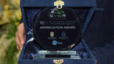 بالصور .. طلاب الجامعة المصرية الروسية يحصلون على درع تقدير من ”EVER” لمشاركتهم فى رالى السيارات