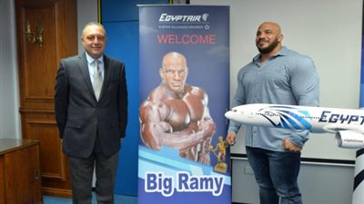 مصر للطيران توقع بروتوكول لرعاية مستر أولمبيا ”بيج رامى”