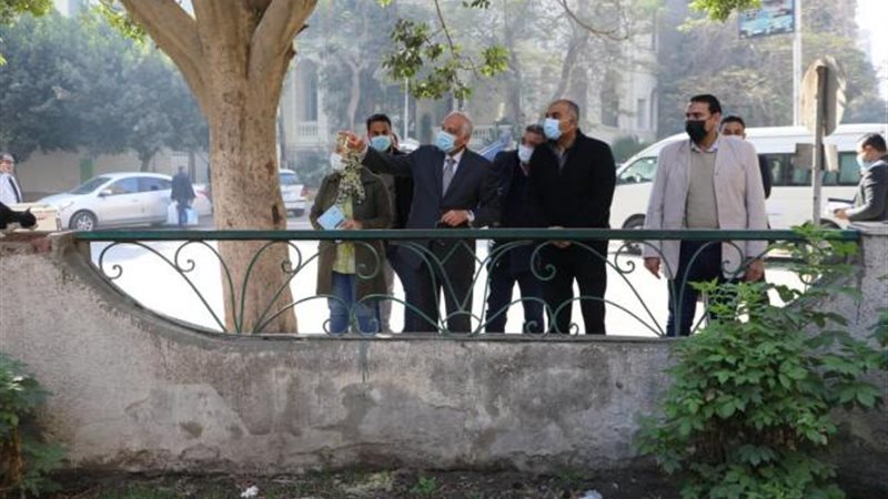 محافظ الجيزة أثناء