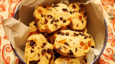 «زي المحلات».. أسهل طريقة لتحضير ميني كوكيز بالفواكه المجففة