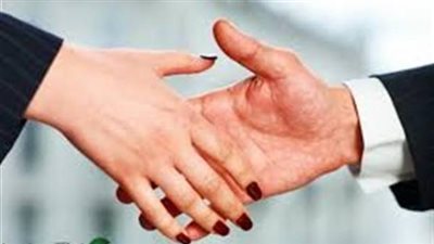 أثارت جدلاً بين الفقهاء.. هل مصافحة الرجل للمرأة تنقض الوضوء؟