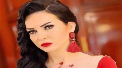 حكاية فنانة هاجمت المنظمات النسائية.. واتهموها بالكفر بعد خلع ابنتها للحجاب.. وتعرضت للعنف الزوجي